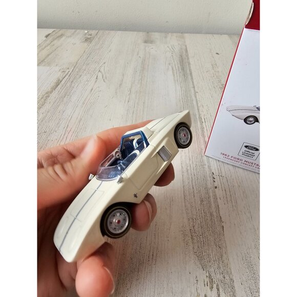 Hallmark 5th final legendary 1962 Ford mustang 2022 concept car ornament new Xma - Picture 5 of 10